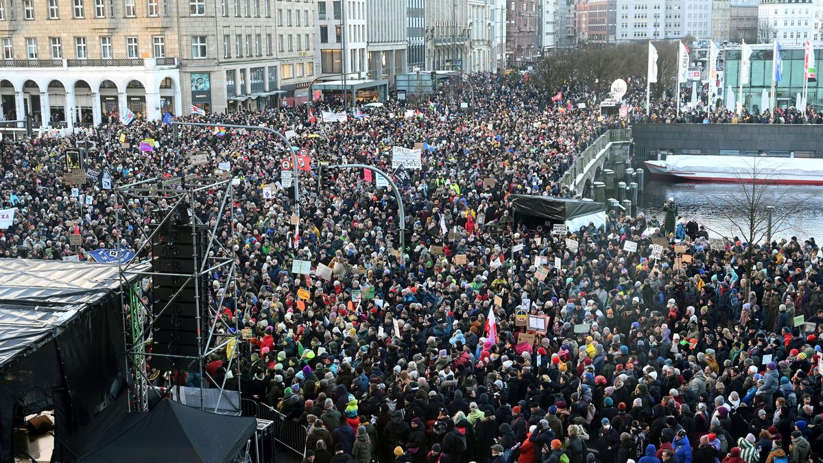 Proti AfD a krajní pravici v Hamburku demonstrovalo na 50 000 lidí